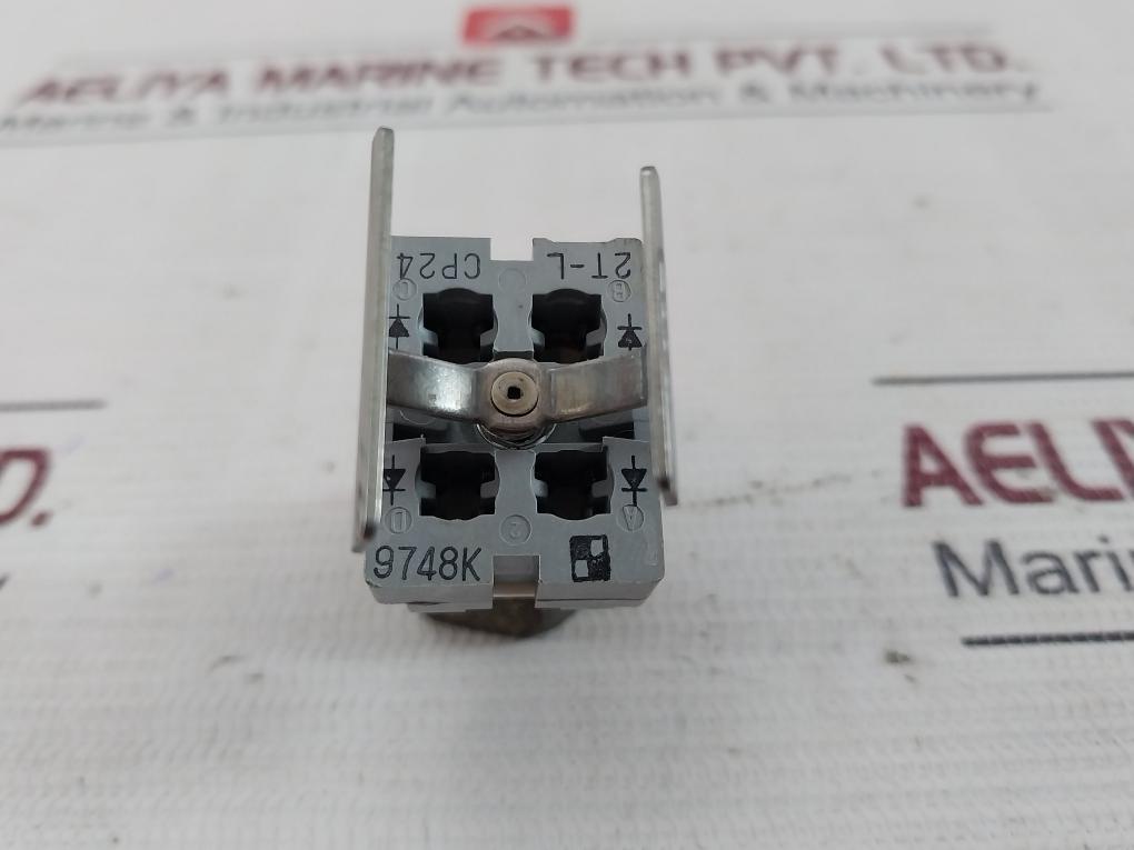 Yamatake-honeywell 2T-l Cp24 Push Button Switch 9748K