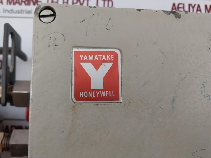 Yamatake-honeywell Kz03-1A Air Regulator 9.9 Kgf/Cm2 140 Psi