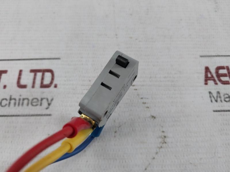 Yamatake-honeywell V-5610D Microswitch 0.5A-125Vdc 0.25A-250Vdc 9624P Y14