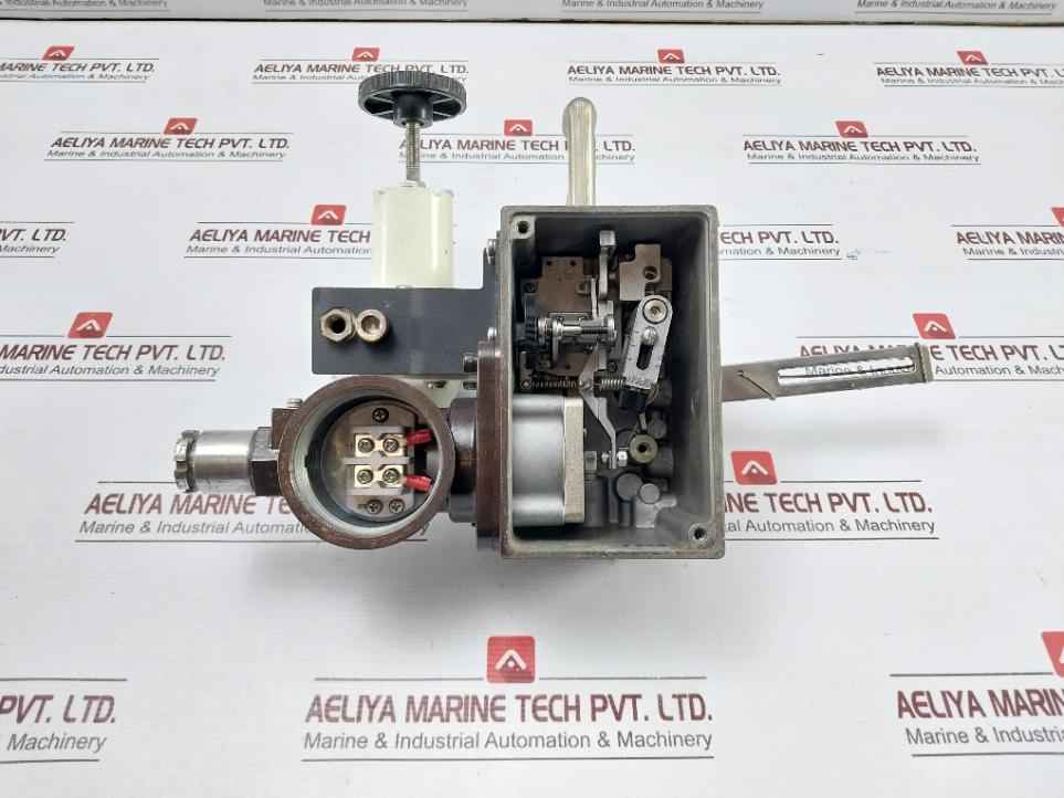 Yamatake 17-12Bldy1Rgsr-c1-x Valve Positioner W/ Air Regulator Kz03-2A 4-20Madc