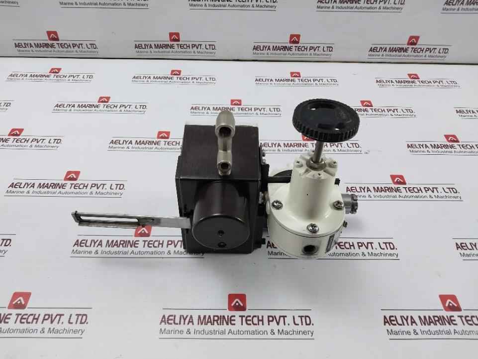 Yamatake 17-12Bldy1Rgsr-c1-x Valve Positioner W/ Air Regulator Kz03-2A 4-20Madc