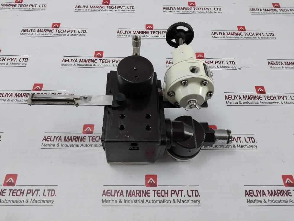 Yamatake 17-12Bldy1Rgsr-c1-x Valve Positioner W/ Air Regulator Kz03-2A 4-20Madc