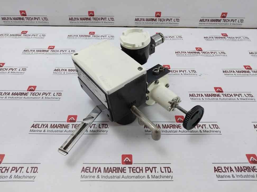 Yamatake 17-12Bldy1Rgsr-c1-x Valve Positioner W/ Air Regulator Kz03-2A 4-20Madc