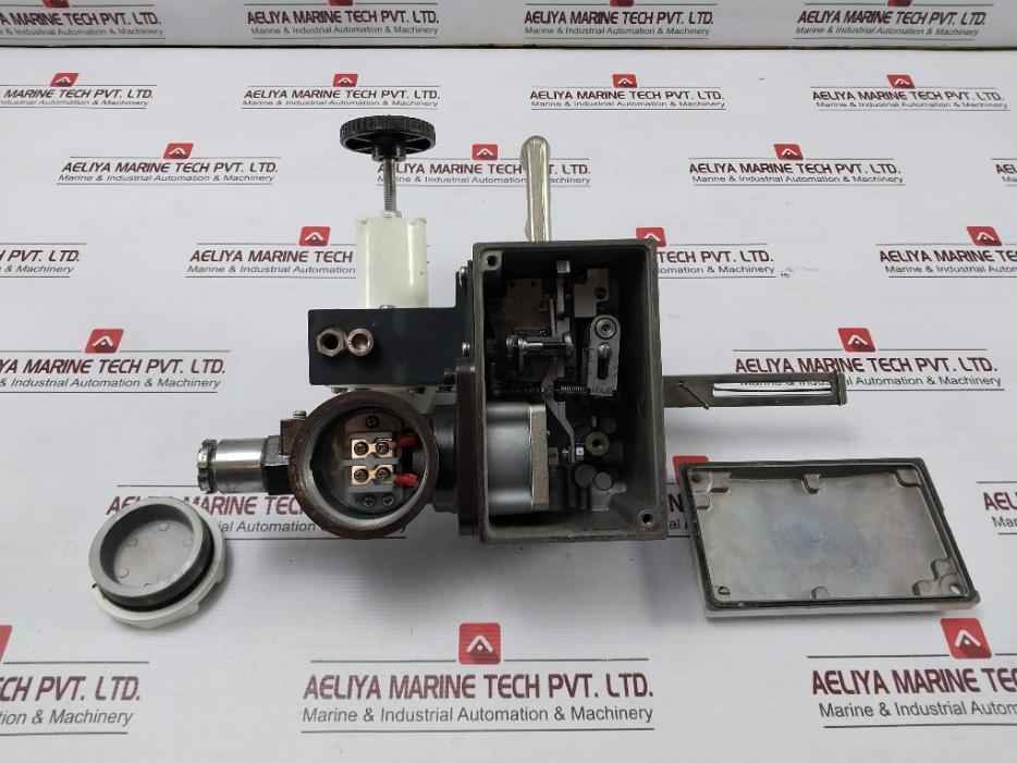 Yamatake 17-12Bldy1Rgsr-c1-x Valve Positioner W/ Air Regulator Kz03-2A 4-20Madc