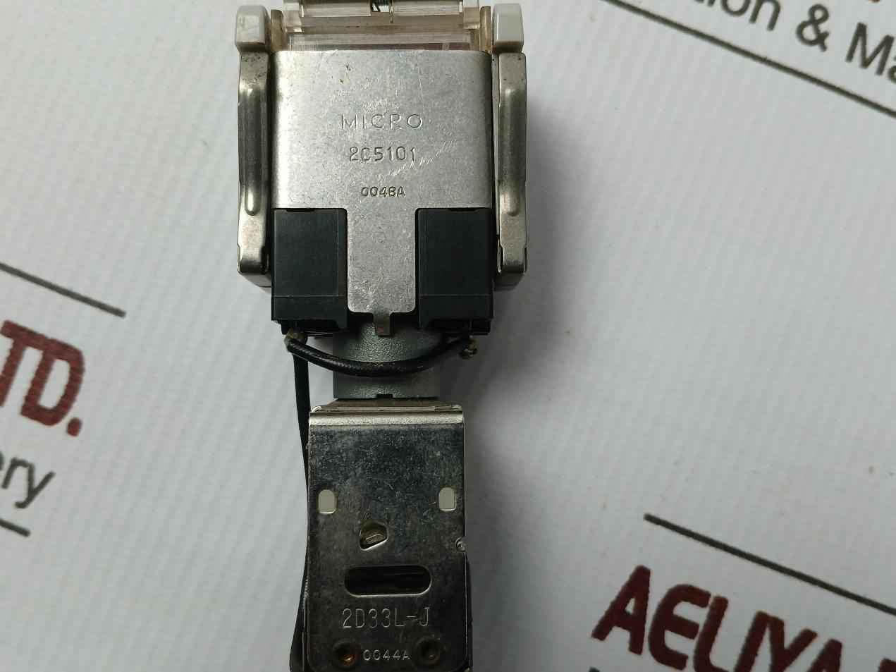 Yamatake Honeywell 2C5101 Pushbutton Micro Switch Indicator Operator 2D33L-j