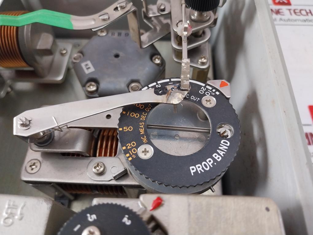 Yamatake Kgpa12-03821A1S-g Pressure Indicating Controller R-94899-41-032