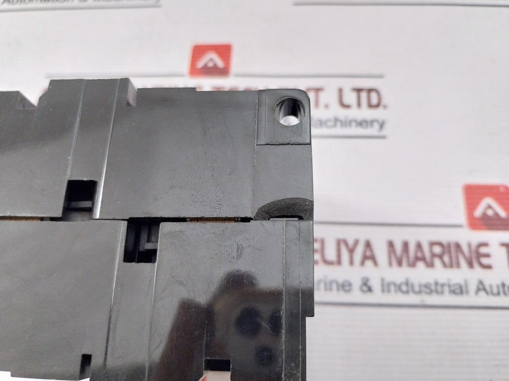 Yaskawa Electric Hc-10E2 Magnetic Contactor 100-110V 50/60Hz
