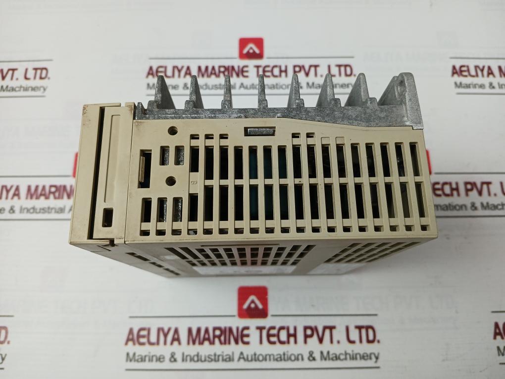 Yaskawa Electric Sgdm-04Ada Servo Drive 3Ph 0-230V 0-300Hz 2.8A 0.40Kw