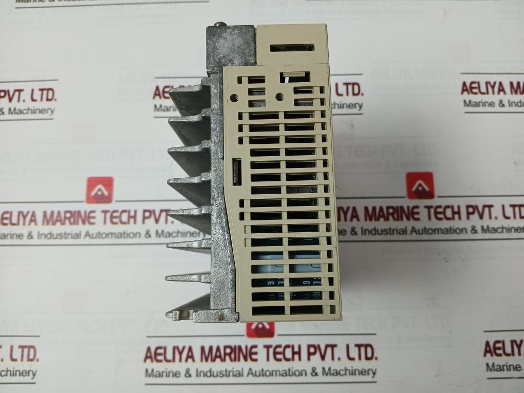 Yaskawa Electric Sgdm-04Ada Servo Drive 3Ph 0-230V 0-300Hz 2.8A 0.40Kw
