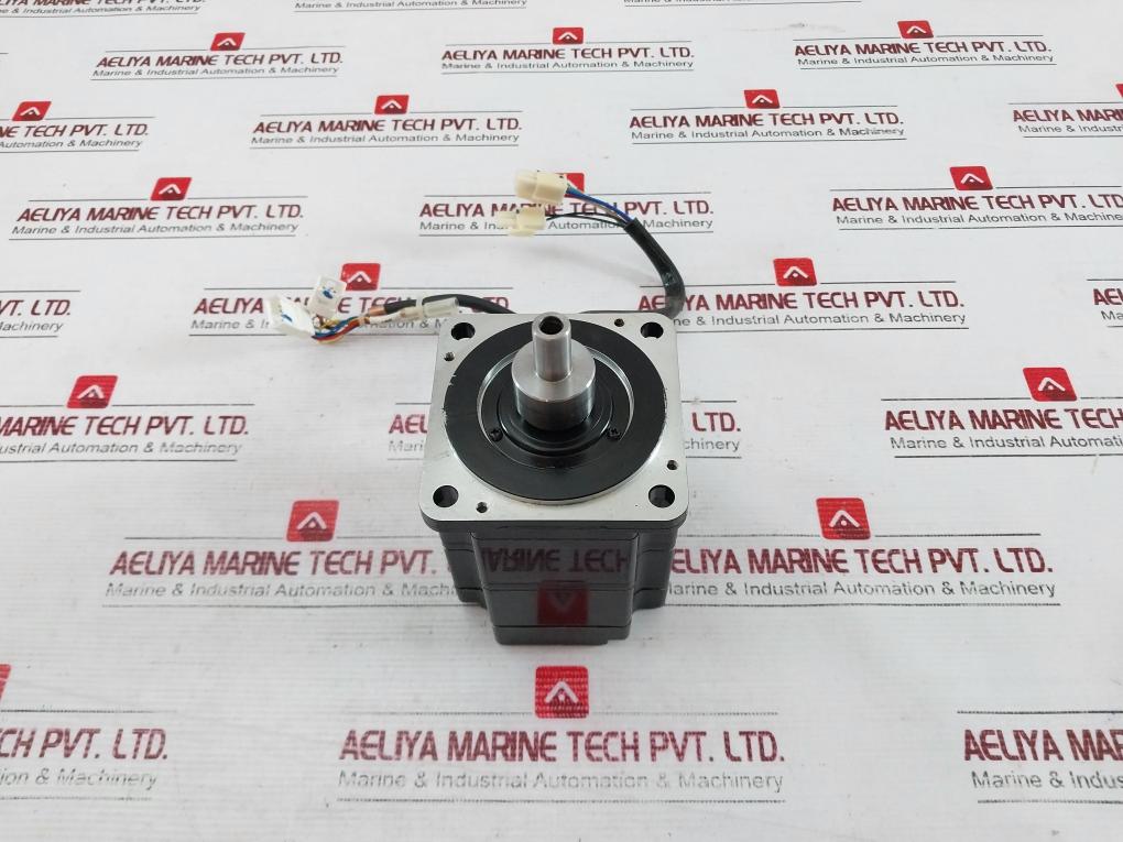 Yaskawa Sgmph-02A2A-yr12 Ac Servo Motor 200W 200V 2.0A 0.637 R/Min: 3000 Ins.B