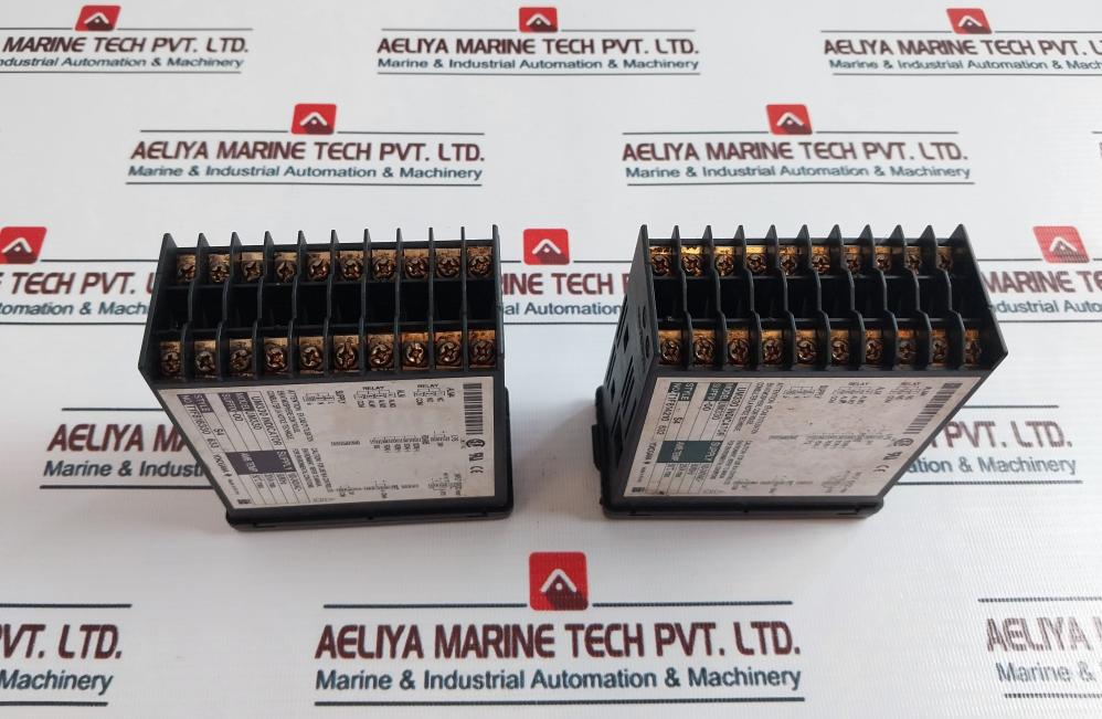 YOKOGAWA UM330-E Digital Temperature Indicator 100-240VAC~ 50/60hz