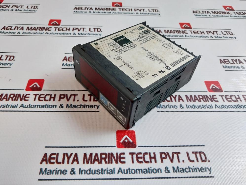 YOKOGAWA UM330-E Digital Temperature Indicator 100-240VAC~ 50/60hz