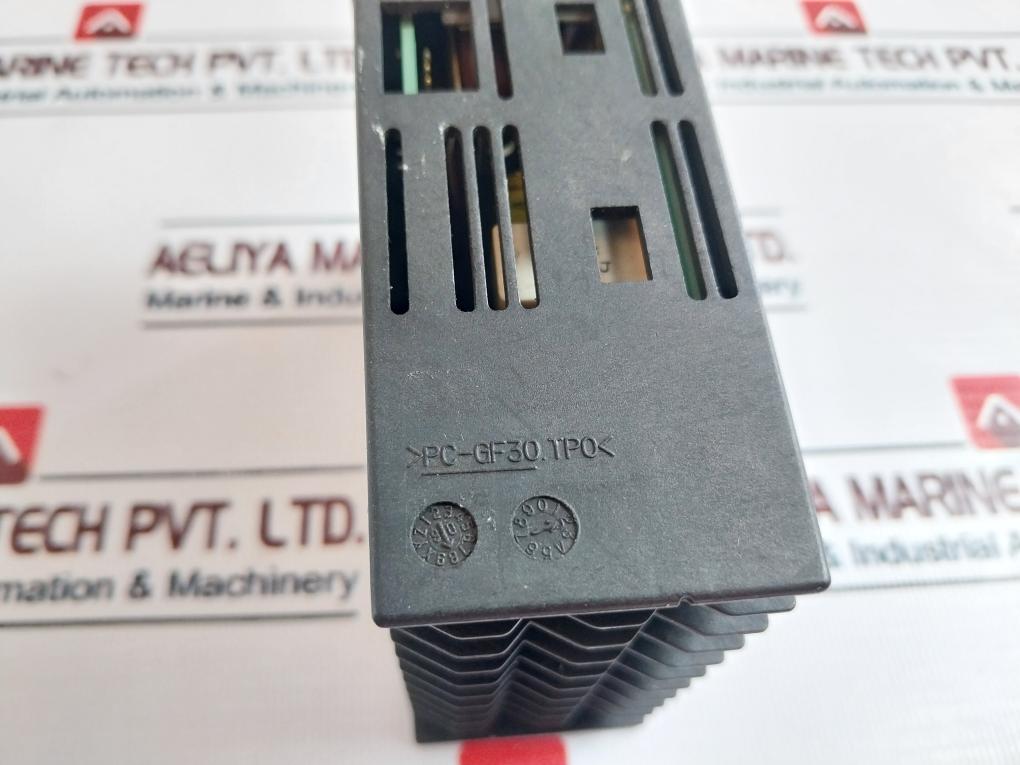 YOKOGAWA UM330-E Digital Temperature Indicator 100-240VAC~ 50/60hz