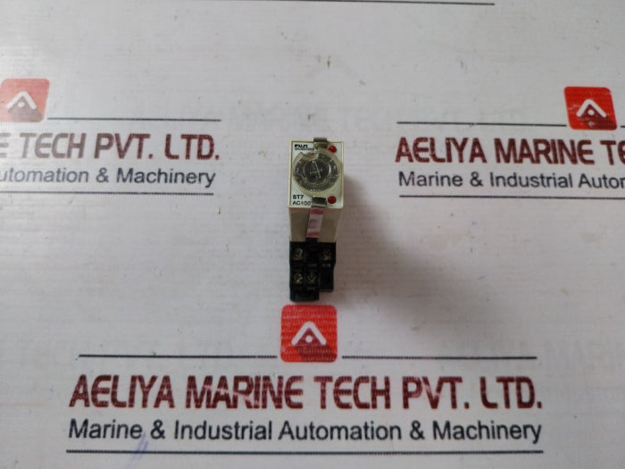 Fuji Electric St7P-2 Timer Relay With Base 0-10 Min/Sec Ac 100V