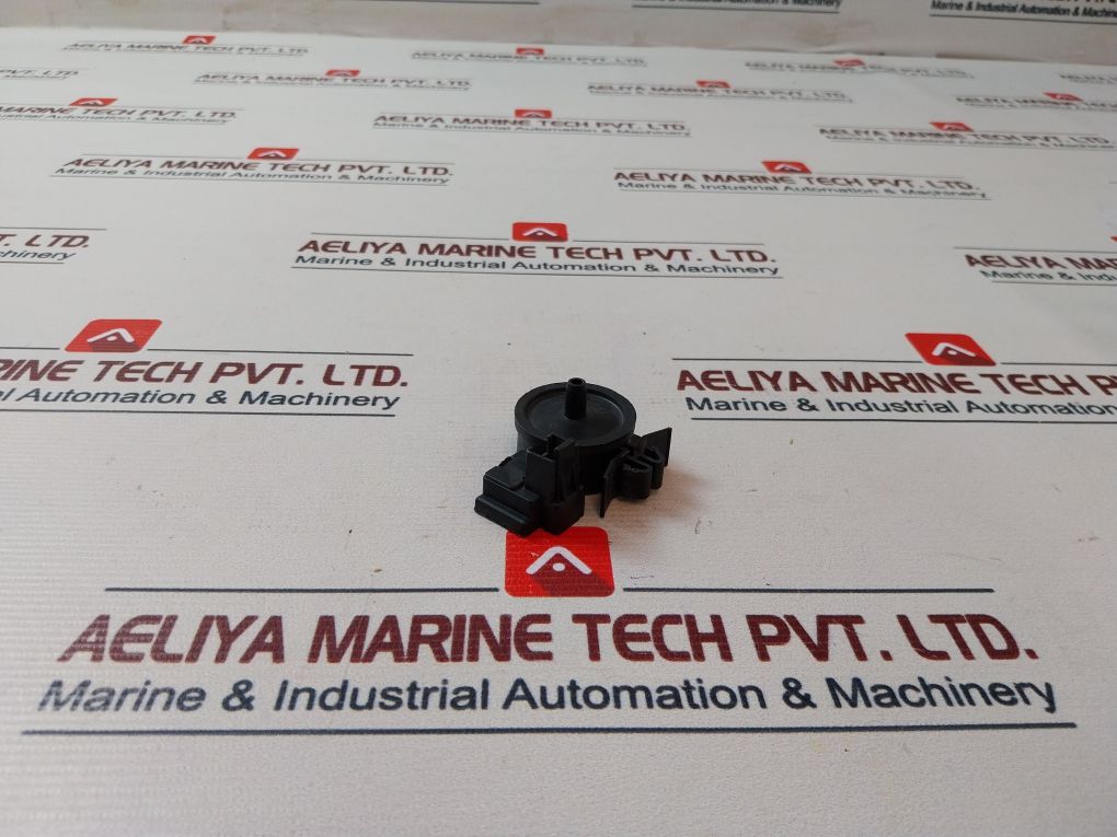 Huba Control 400.93100 Pressure Sensor 0.5-3.5 Vdc
