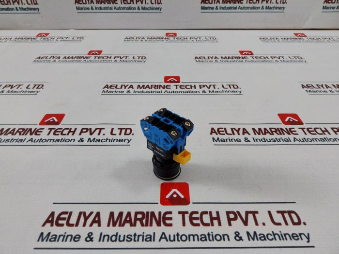 Idec Hw1B-m120-g Green Pushbutton Switch Hw-g10 600V