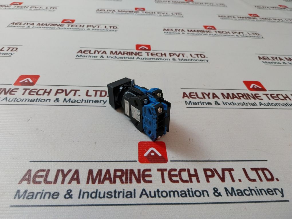Idec Hw2L-m120Q4G Pushbutton Switch 24V