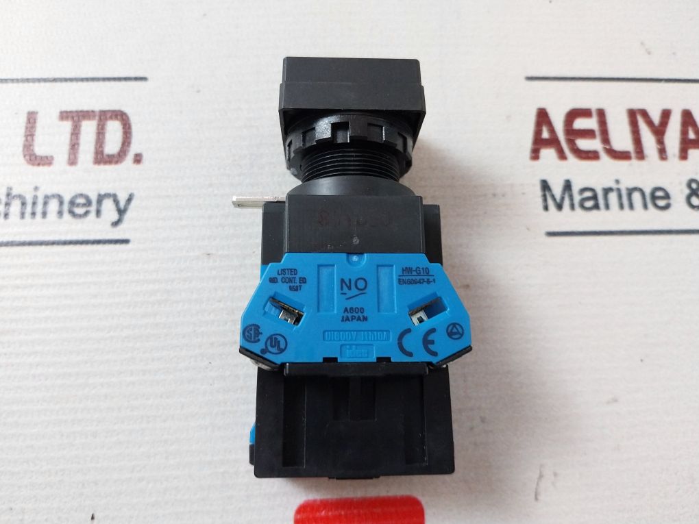 Idec Hw2L-m120Q4G Pushbutton Switch 24V
