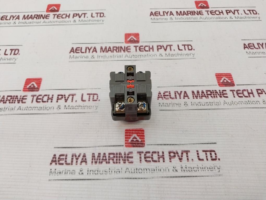 Idec Izumi Abn 41-10650 Black Pushbutton 125V 5A 300V 3A 