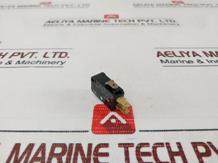 Lot Of 4X Omron V-15G-1C26-k Limit Switch 15A