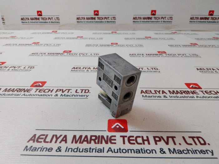 Mitsubishi/ Wabco 363 007 0010 Directional Control Valve