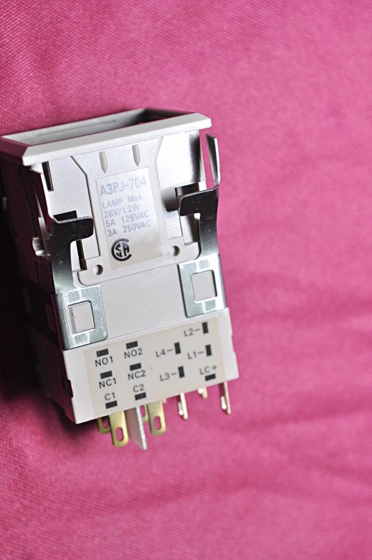 Omron A3Pj-704 Pushbutton Switch 28V/1.2W 5A 125Vac