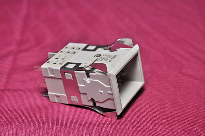 Omron A3Pj-704 Pushbutton Switch 28V/1.2W 5A 125Vac