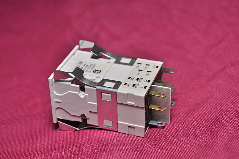 Omron A3Pj-704 Pushbutton Switch 28V/1.2W 5A 125Vac