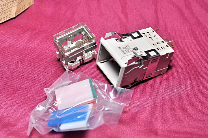 Omron A3Pj-704 Pushbutton Switch 28V/1.2W 5A 125Vac