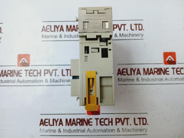 Omron Cj1W-oc211 Output Unit Ac250V Dc24V 2A