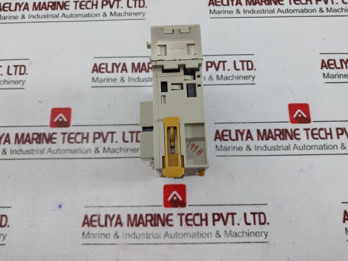 Omron Cj1W-oc211 Plc Output Unit Oc211 Ac250V 2A/Dc24V 2A
