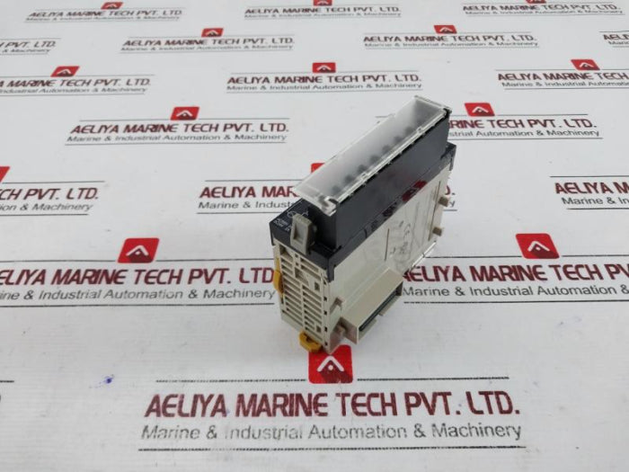 Omron Cj1W-oc211 Plc Output Unit Oc211 Ac250V 2A/Dc24V 2A