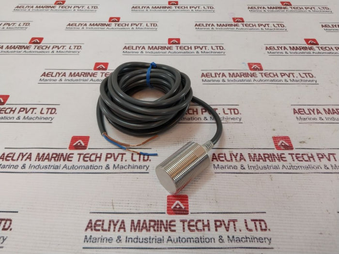 Omron E2E-x10Y1 Proximity Sensor And Cable 24To240Vac