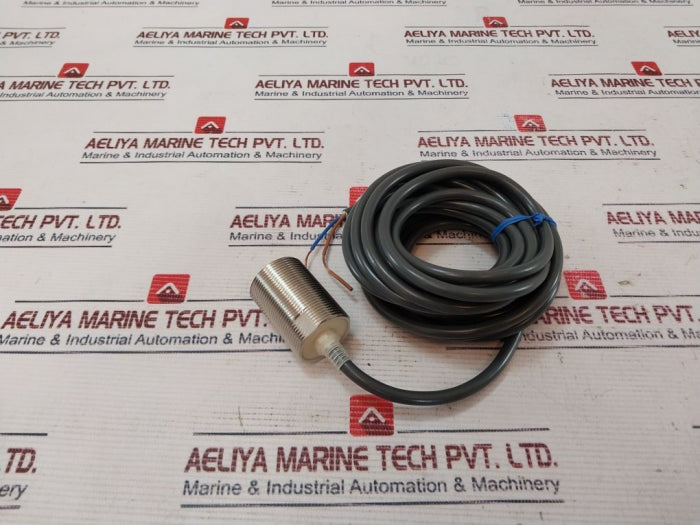 Omron E2E-x10Y1 Proximity Sensor And Cable 24To240Vac