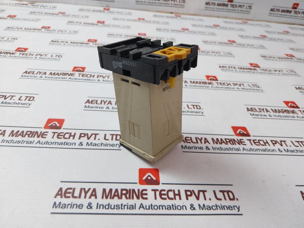 Omron E5C4-r20K Temperature Controller With Base 100/110 Vac 50/60Hz