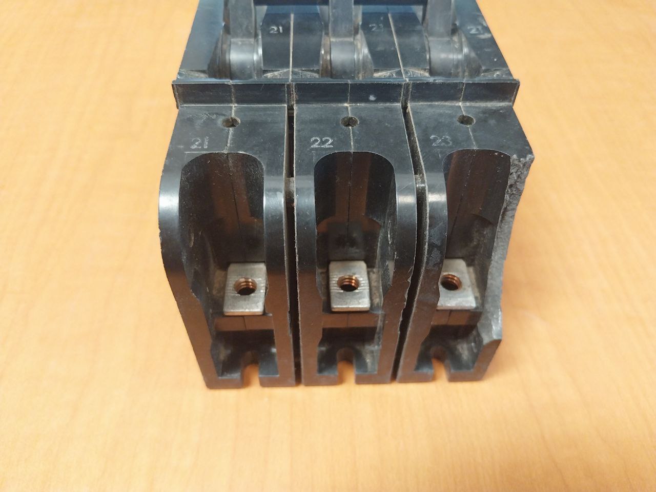 Heinemann Cf3-g8-ae /Cf3-z33-55 Circuit Breaker 600V 21Amp 3-pole (Not Working) - Aeliya Marine Tech