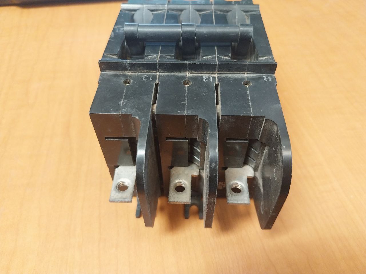 Heinemann Cf3-g8-ae /Cf3-z33-55 Circuit Breaker 600V 21Amp 3-pole (Not Working) - Aeliya Marine Tech