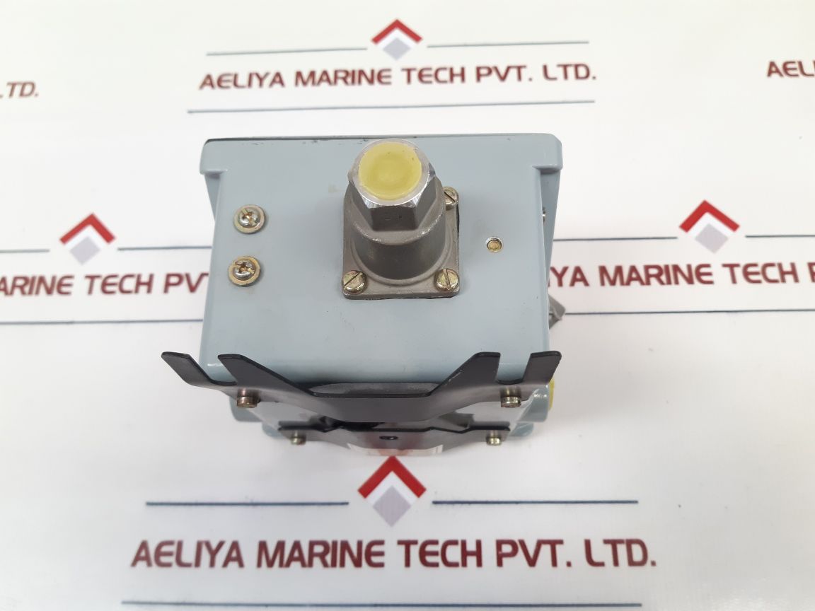 Switzer Gm 201 02 A7K 5 B Z Pressure Switch 50001561 - Aeliya Marine Tech