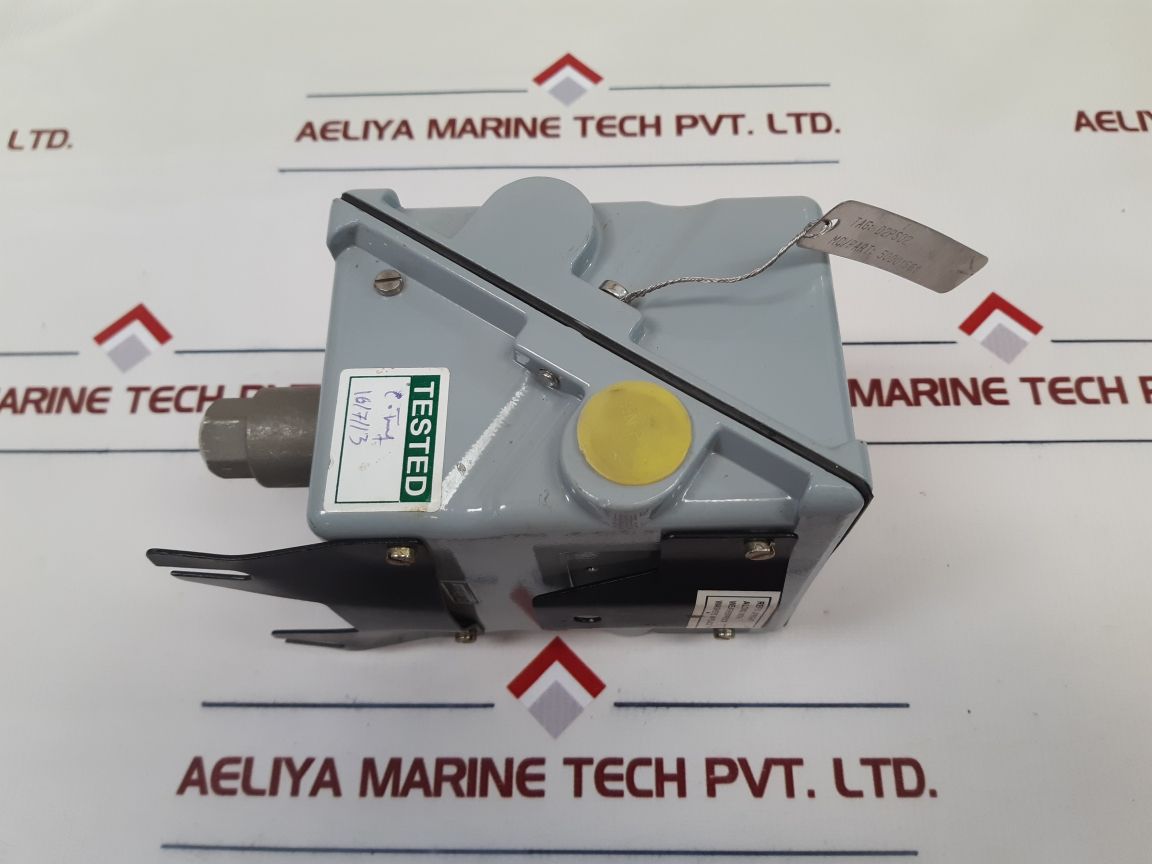 Switzer Gm 201 02 A7K 5 B Z Pressure Switch 50001561 - Aeliya Marine Tech