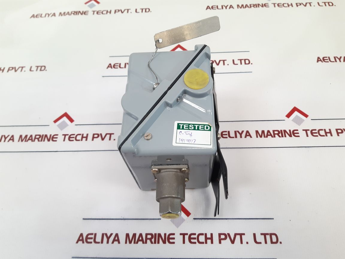 Switzer Gm 201 02 C3K 5 B Z Pressure Switch 50001561 - Aeliya Marine Tech