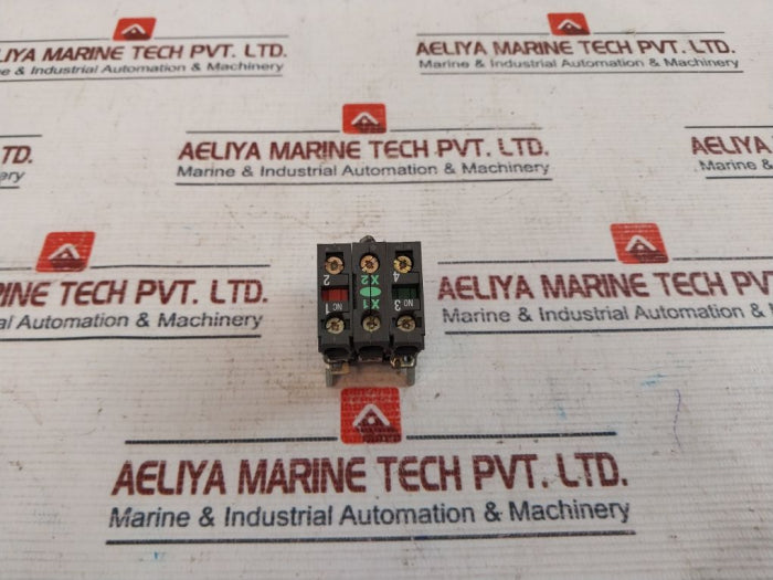 Telemecanique Zb4 Bw0B35 Selector Illuminated Blue Led Switch Xb4-bk1263