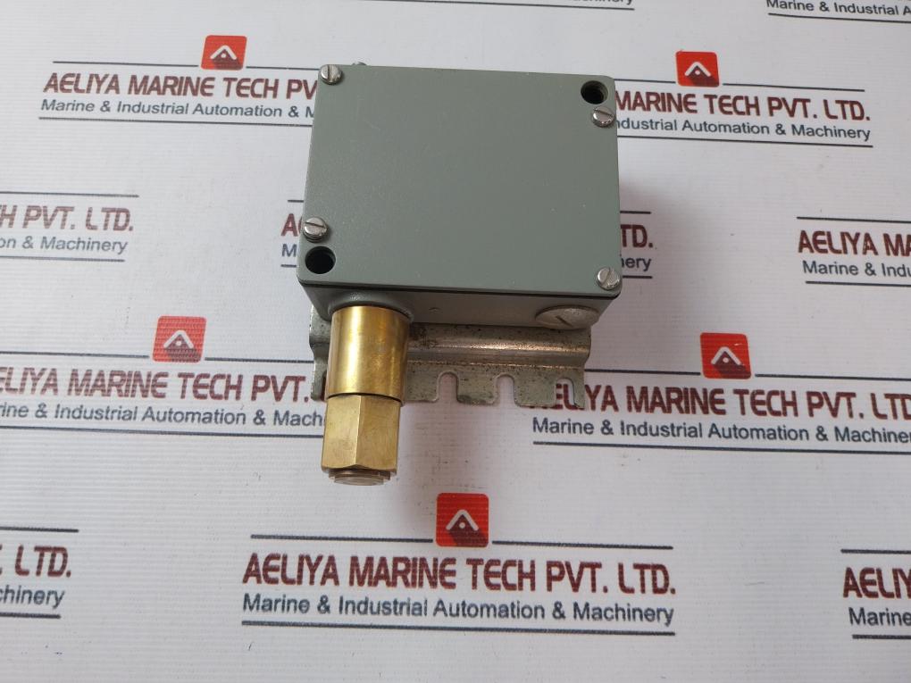 Trafag 972.2379 Pressure Switch 301090 Ip65