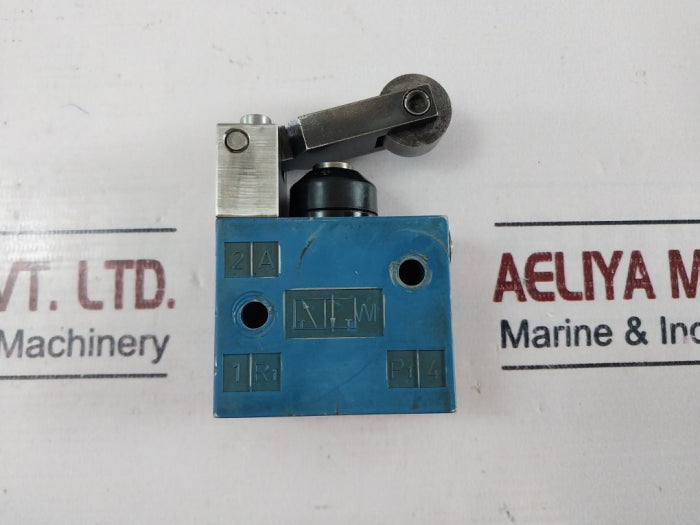 Wabco 3630070010 Pneumatic Directional Valve w/ Roller Lever