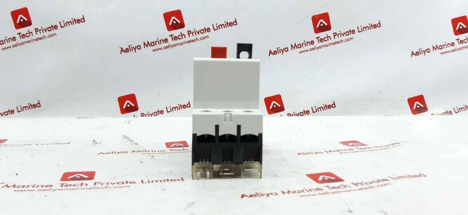 Merlin gerin multi 9 p25m circuit breaker