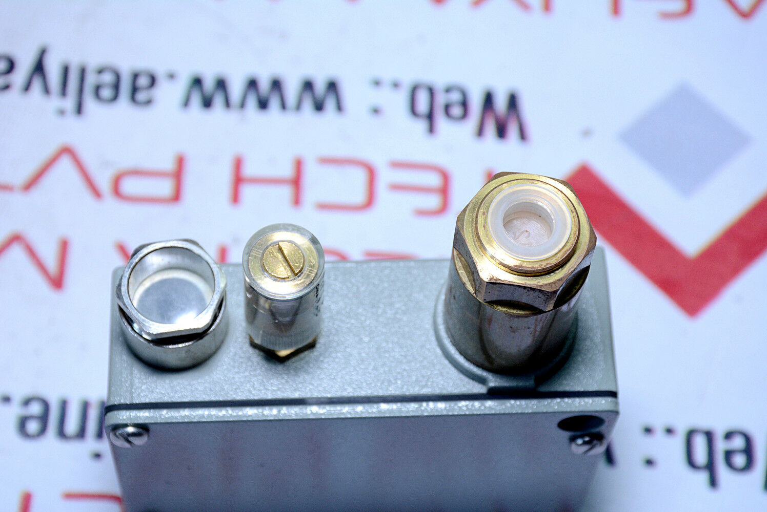 TRAFAG 907 2381 907 PRESSURE SWITCH