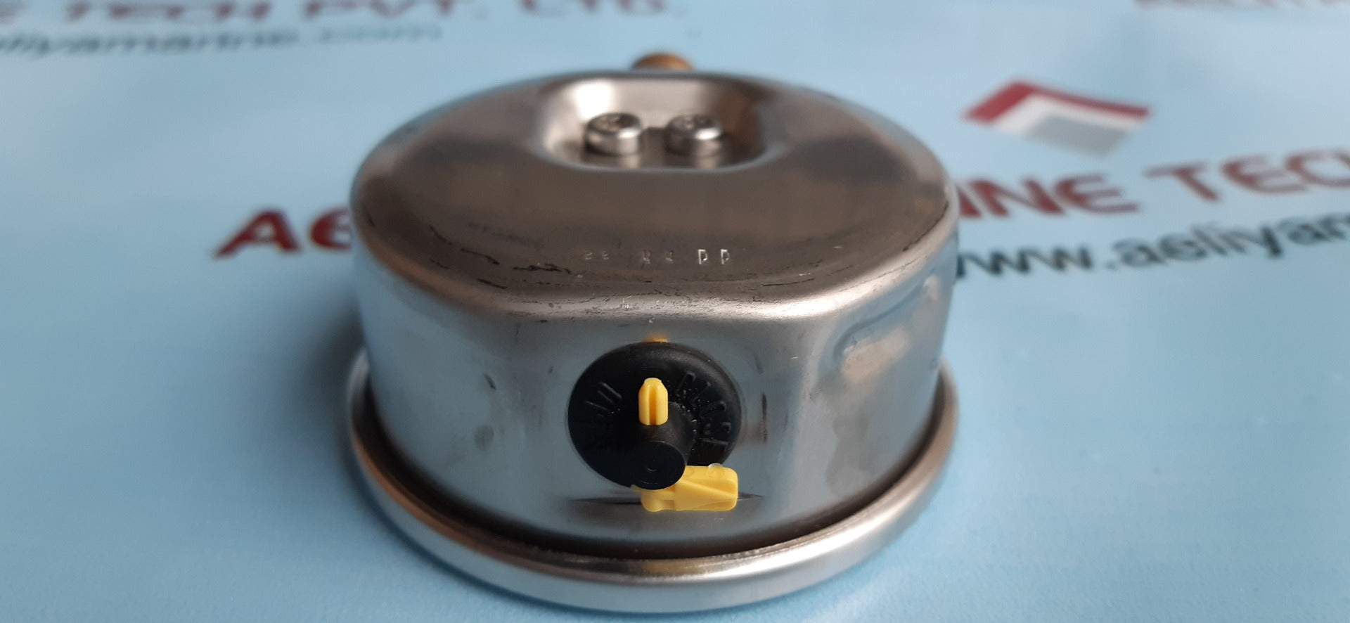 Wika 213.53.63 pressure gauge 16kg/cm2 & psi