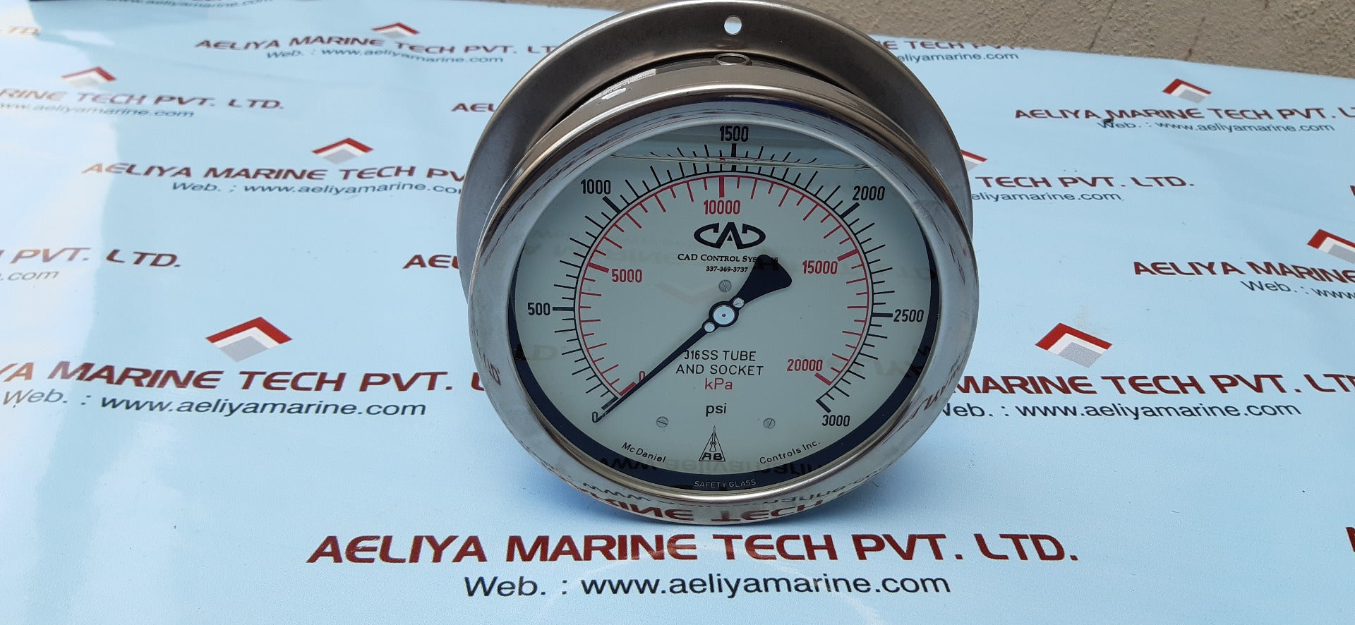 Mc daniel controls pressure gauge 0-3000 psi
