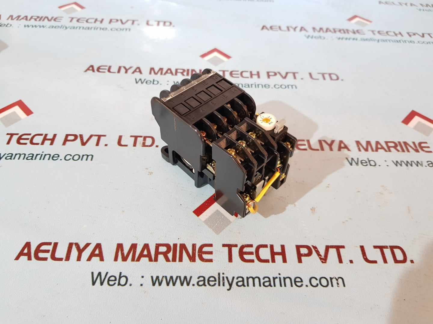 Fuji electric srca 3631-05/uv(4a 1 b) magnetic contactor