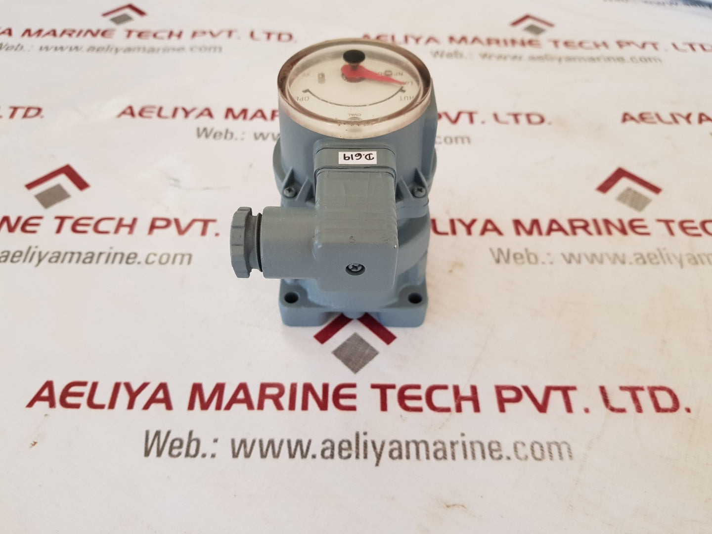 Oval valve open-shut indicator