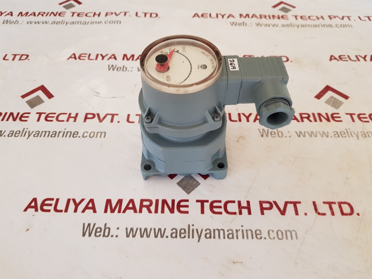 Oval valve open-shut indicator